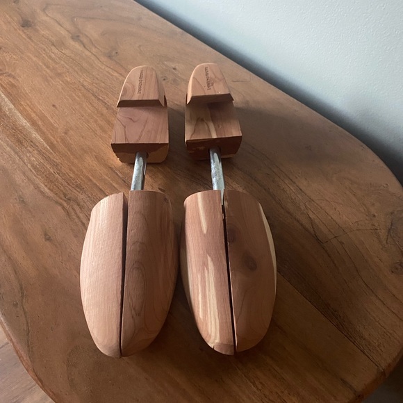 Johnston & Murphy cedar shoe tree, one pair - Picture 3 of 3